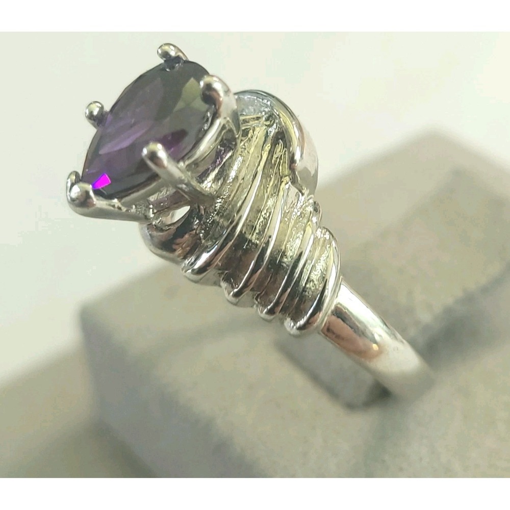 Size 7 Silver Tone Purple Oval Faceted Glass Ring Sculptural Swirl 2.1mm Band